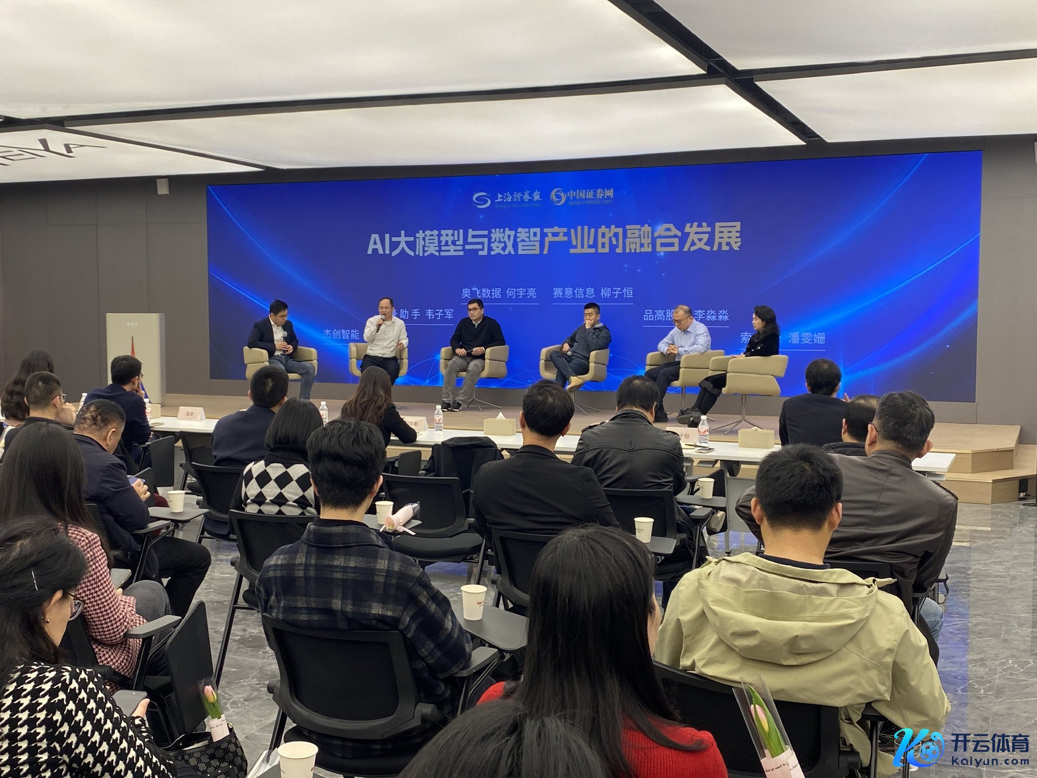 　　举止圆桌盘考要领，现场观者云集。何治民摄